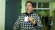 Faustão invade bastidores do programa e reclama de música - Reprodução