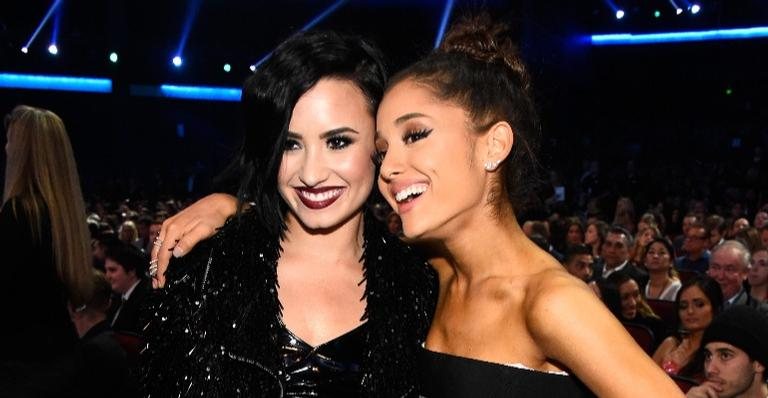 Ariana Grande e Demi Lovato durante premiação na Califórnia, em 2016 - Foto/Destaque Getty Images