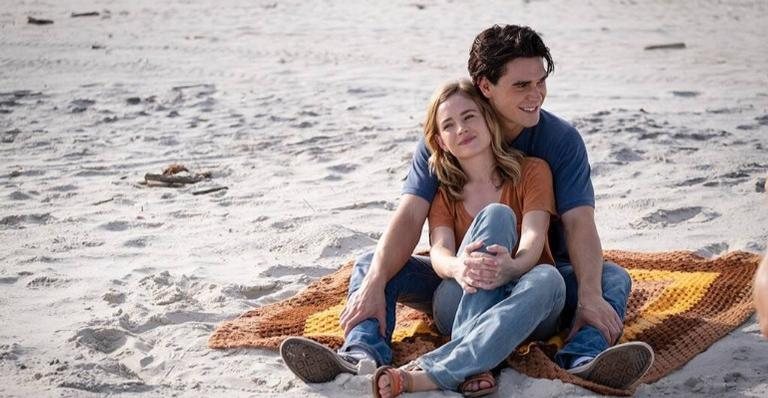 KJ Apa aparece irreconhecível e romântico em novo filme ao lado de Britt Robertson - Foto/Divulgação