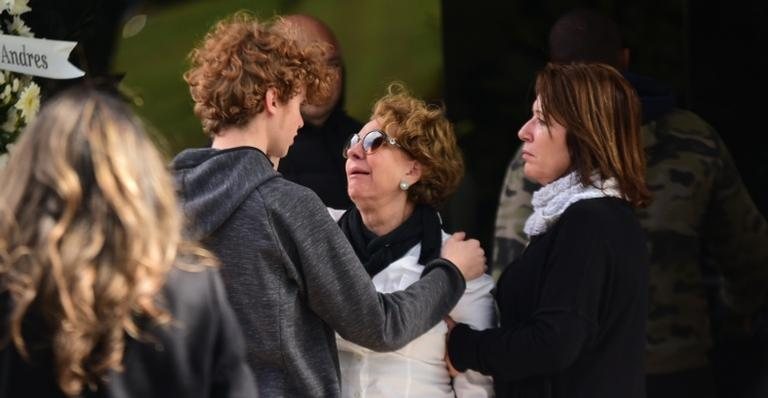 Amigos e familiares se despedem de Fernanda Young em velório - Foto/Destaque Leo Franco/AG News