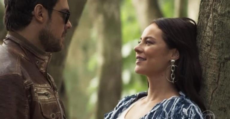 Chiclete (Sérgio Guizé) e Vivi Guedes (Paolla Oliveira) em "A Dona do Pedaço" - Reprodução/TV Globo