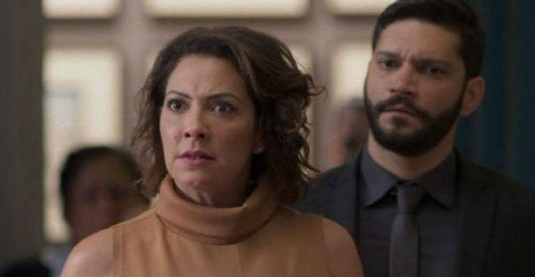 Infidelidade do vilão será alvo de chantagem - Reprodução/TV Globo