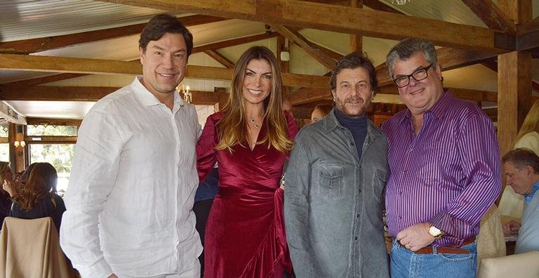 Os atores Ricardo Macchi e Roberto Birindelli posam com o casal anfitrião do almoço realizado em Gramado, RS, Leila Schuster e José Luiz Gandini, presidente da Kia Motors do Brasil, à direita. - Liane Neves Fotografias