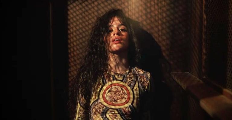 Camila Cabello incendeia seminário com os seus desejos no clipe de ''Shameles'' - Foto/Reprodução