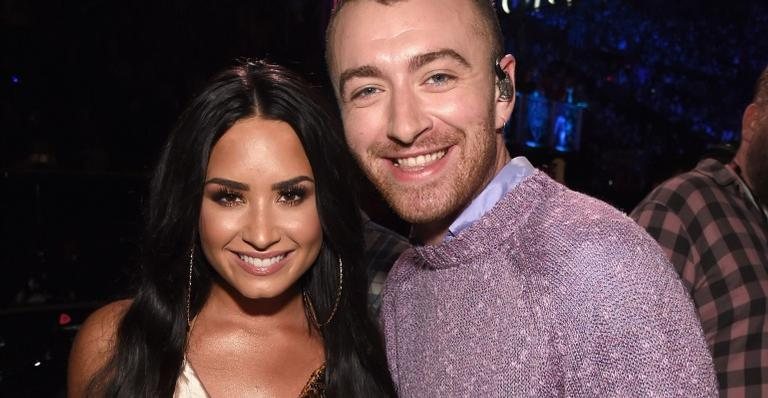 Demi Lovato e Sam Smith durante bastidores de premiação nos Estados Unidos, em 2018 - Foto/Destaque Getty Images