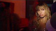 Miley Cyrus luta contra dor de término em festa no clipe de ''Slide Away'' - Foto/Reprodução