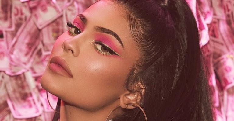 Kylie Jenner para a sua linha de maquiagem ''Kylie Cosmetics'' - Foto/Destaque Kylie Cosmetics