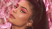 Kylie Jenner para a sua linha de maquiagem ''Kylie Cosmetics'' - Foto/Destaque Kylie Cosmetics