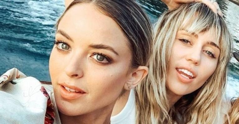 Kaitlynn Carter e Miley Cyrus durante viagem romântica para a Itália - Foto/Destaque Instagram