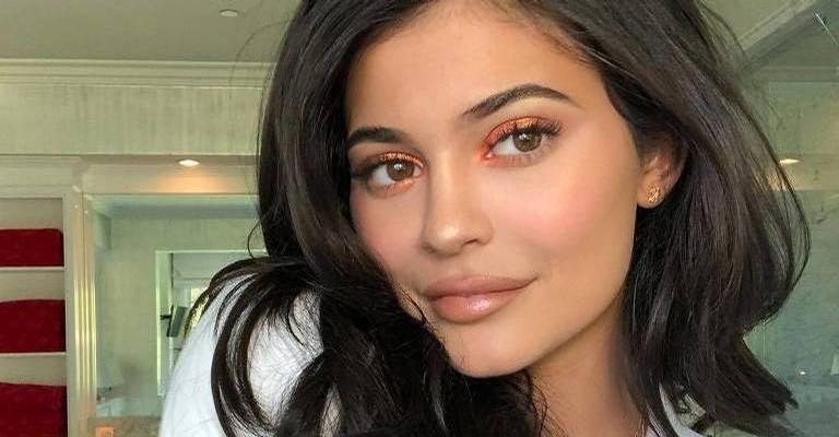 Kylie Jenner ensinando tutorial de maquiagem para fãs no seu canal do YouTube - Foto/Destaque Instagram