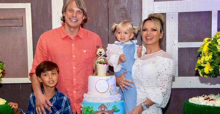 Eliana com a família na festa da Manuela, de 2 anos. - Samuel Chaves/Brazil News