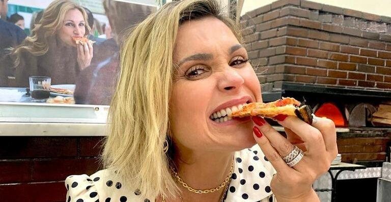 Flávia Alessandra comendo pizza em Nápoles, na Itália - Reprodução/Instagram