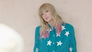 Taylor Swift durante a sessão de fotos do seu novo álbum, Lover - Foto/Reprodução Lover Photoshoot Behind Scenes