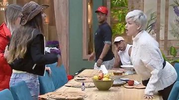 Peoas trocam várias ofensas no reality show - Reprodução/Record TV