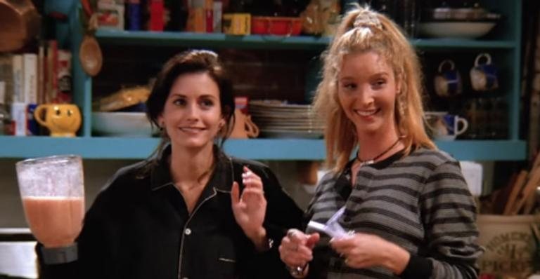 Courtney Cox e Lisa Kudrow como Monica Geller e Phoebe Buffay, respectivamente - Reprodução/Warner Bros