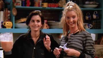 Courtney Cox e Lisa Kudrow como Monica Geller e Phoebe Buffay, respectivamente - Reprodução/Warner Bros