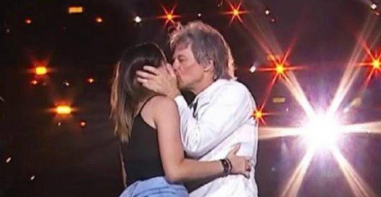 Fã beijando Jon Bon Jovi - Reprodução/Instagram