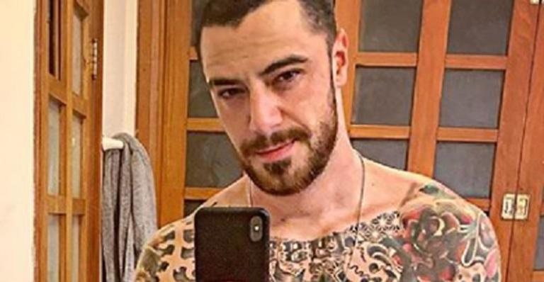 Só de toalha, Felipe Titto mostra sua mansão e impressiona pelo tamanho - Reprodução/Instagram