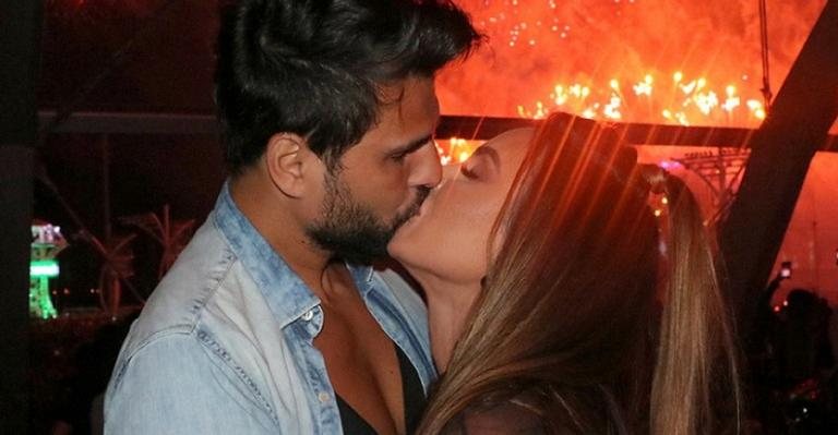 O casal Nicole Bahls e Marcelo Bimbi, trocaram beijos e amassos durante o festival de música - Rogerio Fidalgo/Agnews