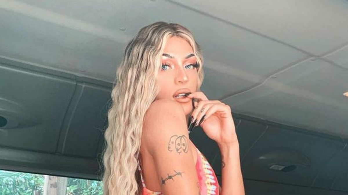 Sexy! Pabllo Vittar exibe nova tatuagem de cobra no bumbum em vídeo sensual