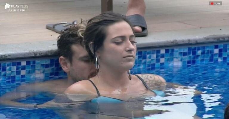 Guilherme e Tati trocam carícias na piscina do reality. - Foto: Divulgação/PlayPlus