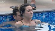 Guilherme e Tati trocam carícias na piscina do reality. - Foto: Divulgação/PlayPlus