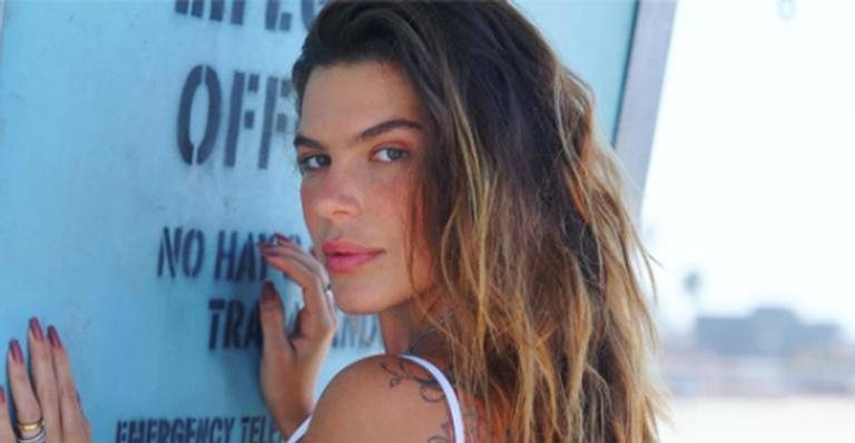 Mariana Goldfarb mostra tatuagem inusitada vestindo maiô - Divulgação/Instagram