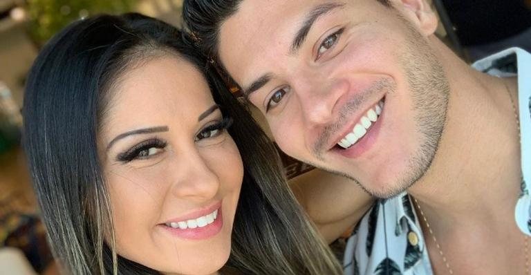 Mayra Cardi e Arthur Aguiar posam em foto sensual - Instagram