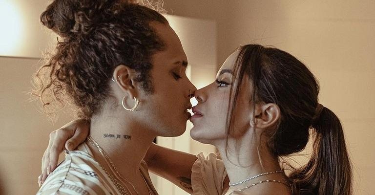 Anitta e Vitão em foto promocional do clipe da música 'Complicado' - Divulgação