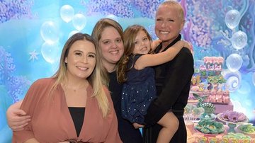 Xuxa será madrinha de Maya, filha do casal Vanessa Alves e Fabiane Geledan - Blad Meneghel