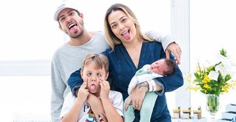 Carol Dantas e Vinicius Martinez comemoram um mês do filho - Instagram Estúdio Katia Rocha Fotógrafa