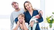 Carol Dantas e Vinicius Martinez comemoram um mês do filho - Instagram Estúdio Katia Rocha Fotógrafa