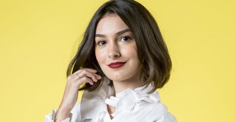 Marina Moschen como Larissa, sua personagem em Verão 90 - Globo/João Cotta