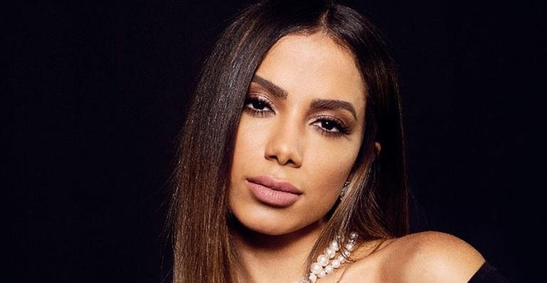 Em Los Angeles, Anitta surge de cara lavada e impressiona com beleza natural - Divulgação