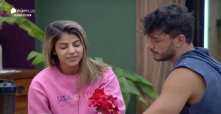 Hariany quer ter momento íntimo com Lucas sem ser flagrada por câmeras. - Divulgação/PlayPlus