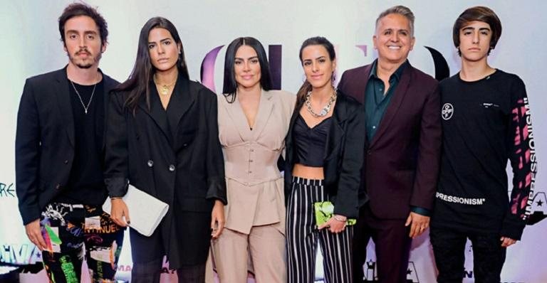 Cleo e família no lançamento da plataforma - AgNews