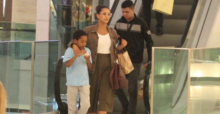 Taís Araújo com o filho em shopping do Rio de Janeiro - Rodrigo Adão/AgNews