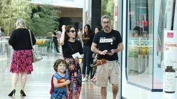 Karen Brusttolin e Alexandre Nero passeando com o filho mais velho em shopping - Fábio Moreno/Agnews