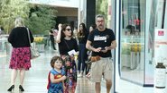 Karen Brusttolin e Alexandre Nero passeando com o filho mais velho em shopping - Fábio Moreno/Agnews