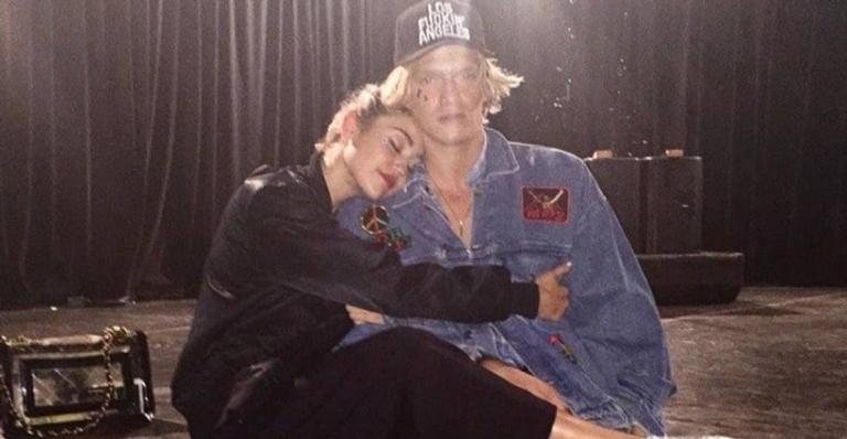 Miley Cyrus e Cody Simpson durante encontro nos bastidores da Bangerz Tour, 2011 - Foto/Instagram