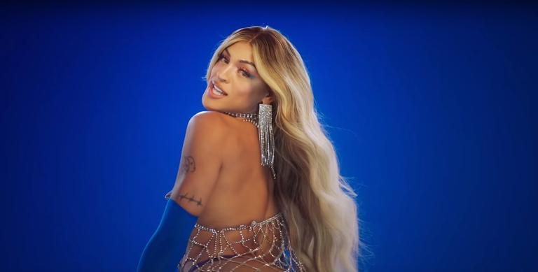 Pabllo Vittar é a surpresa dentro de um bolo no clipe de ''Parabéns'' - Foto/Reprodução