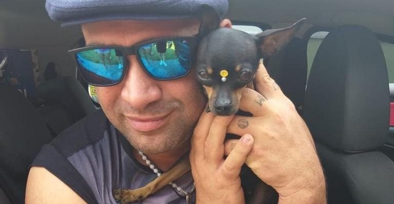 Evandro Santo e seu cachorro, durante uma viagem de trabalho! - Foto/Instagram