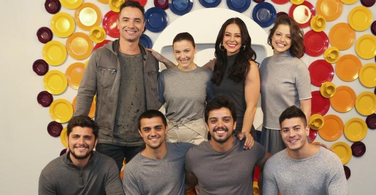 Marco Luque, Alice Wegmann, Paolla Oliveira, Agatha Moreira, Bruno Gissoni, Felipe Simas, Rodrigo Simas e Arthur Aguiar nos bastidores da gravação da vinheta de fim do ano - Globo / Reginaldo Teixeira