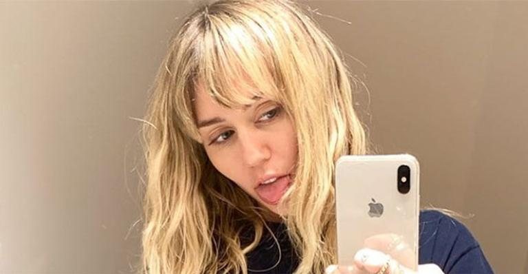 Miley Cyrus posta clique de calcinha em frente ao espelho: ''Ainda está na moda?'' - Reprodução/Instagram