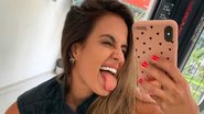 Com roupa de academia, Carol Peixinho exibe cinturinha em banho de sol - Instagram