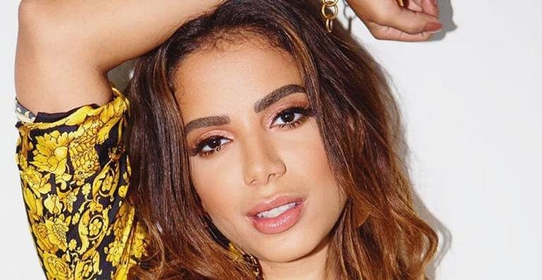 Anitta posa de lingerie na cama e esquenta o clima na web - Reprodução/Instagram