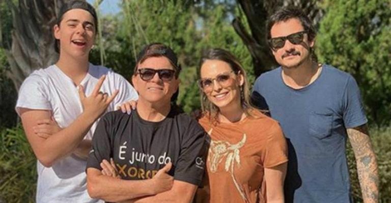 Aline Lima com o pai, Chitãozinho, e os irmãos Enrico e Alison - Instagram