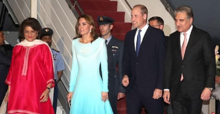 Recepcionados por oficiais, Kate e William desembarcam em Islamabade, capital paquistanesa - Getty Images