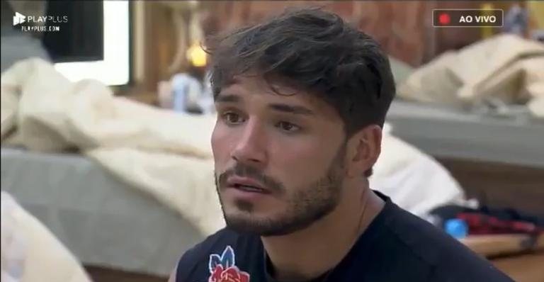 Lucas consolando Hari sobre discussão com Diego. - Divulgação/PlayPlus