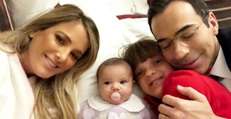 Ao lado do marido, Ticiane Pinheiro reúne família para registro - Instagram